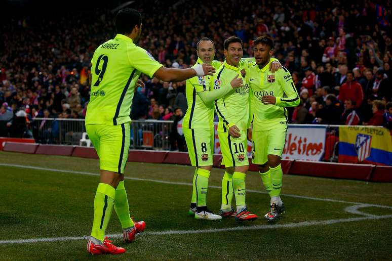 Iniesta comemora gol junto ao trio MSN (Messi, Suaréz e Neymar)