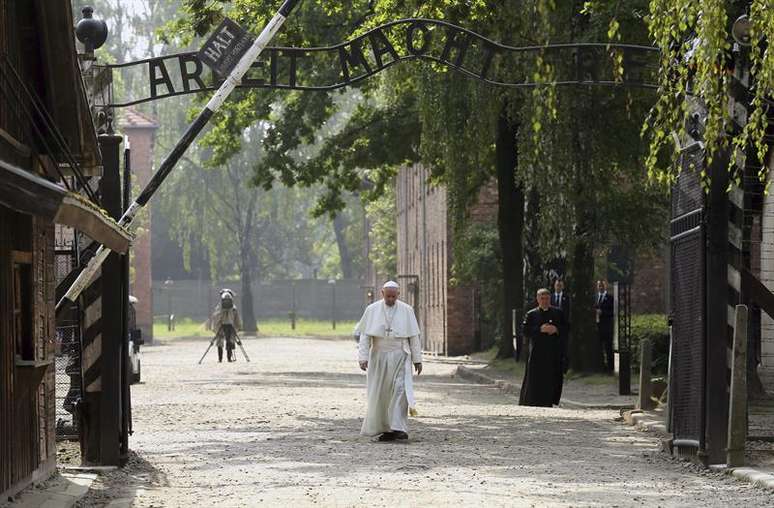 Papa Francisco visita o antigo campo de concentração de Auschwitz, na Polônia