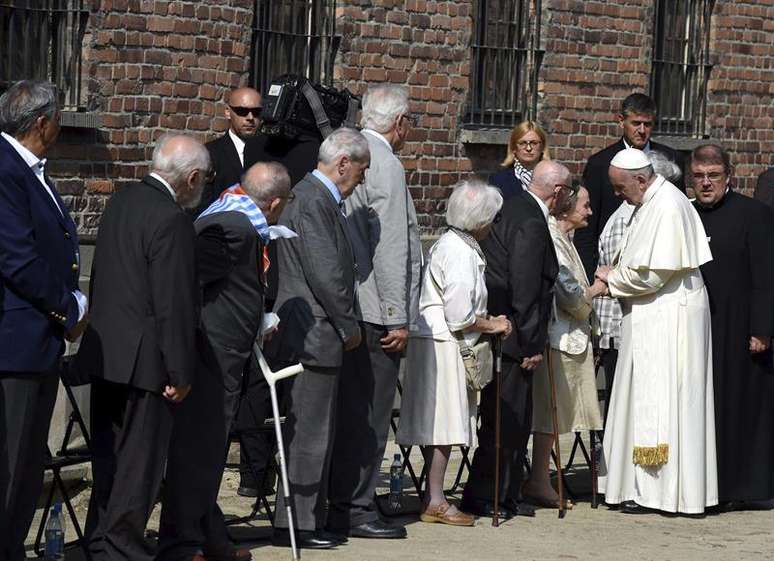 Papa Francisco se encontra com sobreviventes do Holocausto em Auschwitz