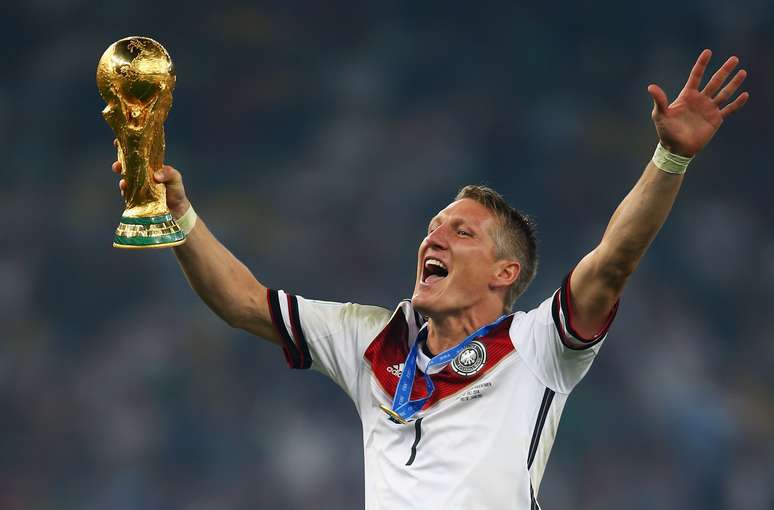 Schweinsteiger levanta a taça da Copa do Mundo em 2014, no Brasil