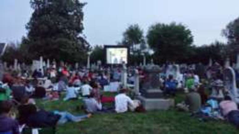 O Congressional Cemetery, em Washington, promove sessões de cinema ao ar livre batizadas de Cinematery