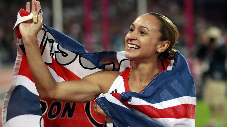 Britânica Jessica Ennis comemora medalha de ouro no heptatlo na Olimpíada de Londres