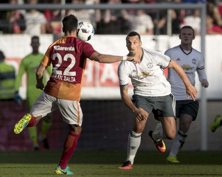 Ibrahimovic estreou com a camisa do Manchester United marcando um dos gols da goleada sobre o Galatasaray, em amistoso disputado na Suécia