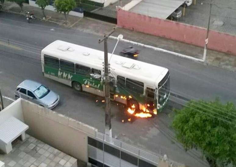 Moradores de Natal estão publicando nas redes sociais imagens dos ônibus incendiados pela cidade desde essa sexta-feira (29)