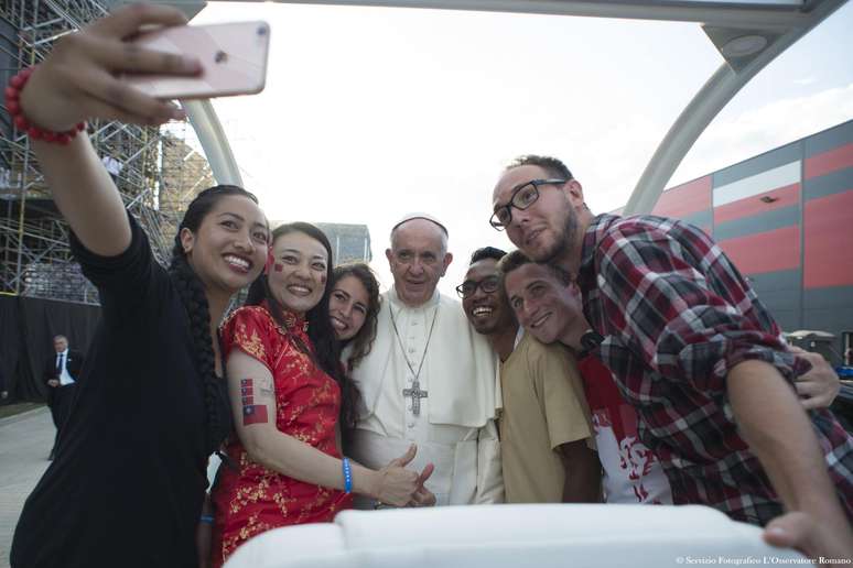 Sempre simpático, o papa Francisco tirou selfies com jovens que encontrava na Jornada Mundial da Juventude, na Polônia