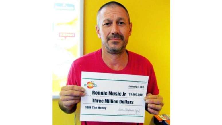 Ronnie Music, que se declarou culpado de tráfico de drogas, quando ganhou o prêmio máximo em uma loteria estadual nos EUA; promotor diz que &#034;investimento infeliz&#034; poderá levá-lo a décadas na cadeia 