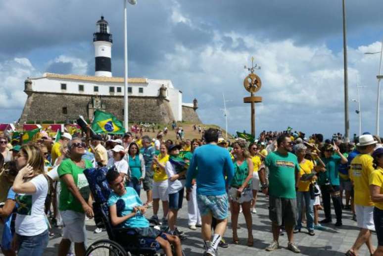Organizado pelo Movimento Vem pra Rua Bahia, ato também manifestou apoio ao juiz federal Sérgio Moro e ao Ministério Público Federal 