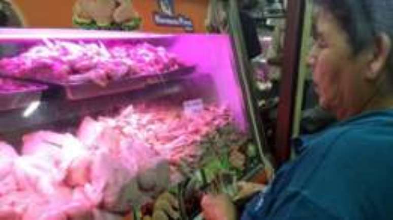 A&ccedil;ougueiros n&atilde;o costumam mais vender frangos inteiros devido &agrave; crise na Venezuela
