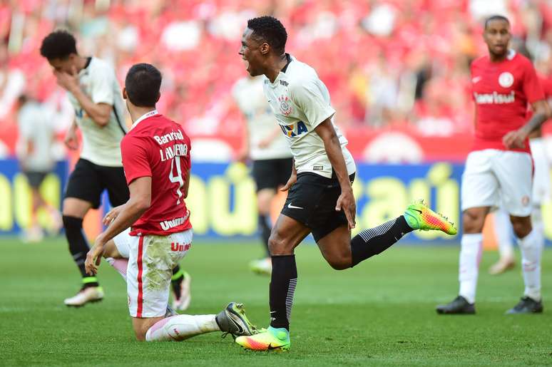 Elias comemora o gol que marcou e garantiu a vitória de 1 a 0 do Corinthians sobre o Inter, em Porto Alegre (RS)