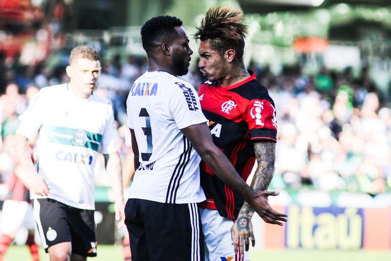 Guerrero, autor do gol da vitória do Flamengo sobre o Coritiba, se desentende com Luccas Claro