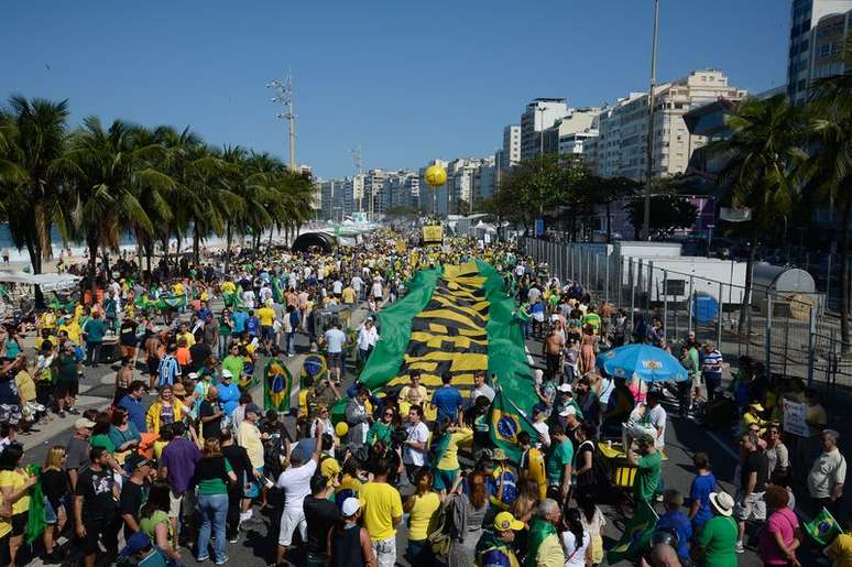 Manifestantes fazem ato a favor do impeachment da presidenta afastada Dilma Rousseff, contra a corrupção e em apoio à operação Lava Jato, na praia de Copacabana