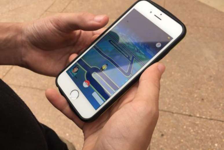 No Pokémon Go, os jogadores usam os celulares para “procurar” os personagens pokémons