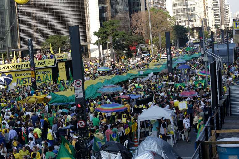 Milhares se reuniram na Avenida Paulista na tarde deste domingo (31) para protestar contra corrupção no governo e apoiar o processo de impeachment de Dilma