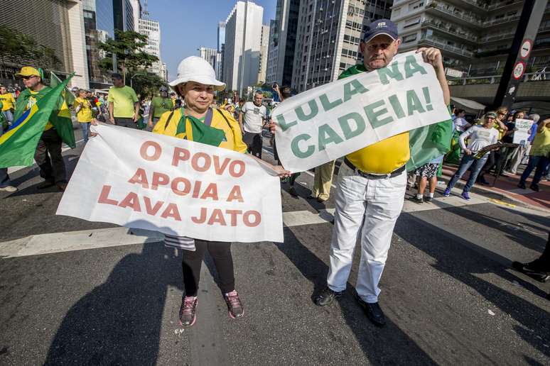 Pedidos de prisão do ex-presidente Lula e apoio à operação Lava Jato também foram expressados pelos manifestantes na Avenida Paulista, em São Paulo