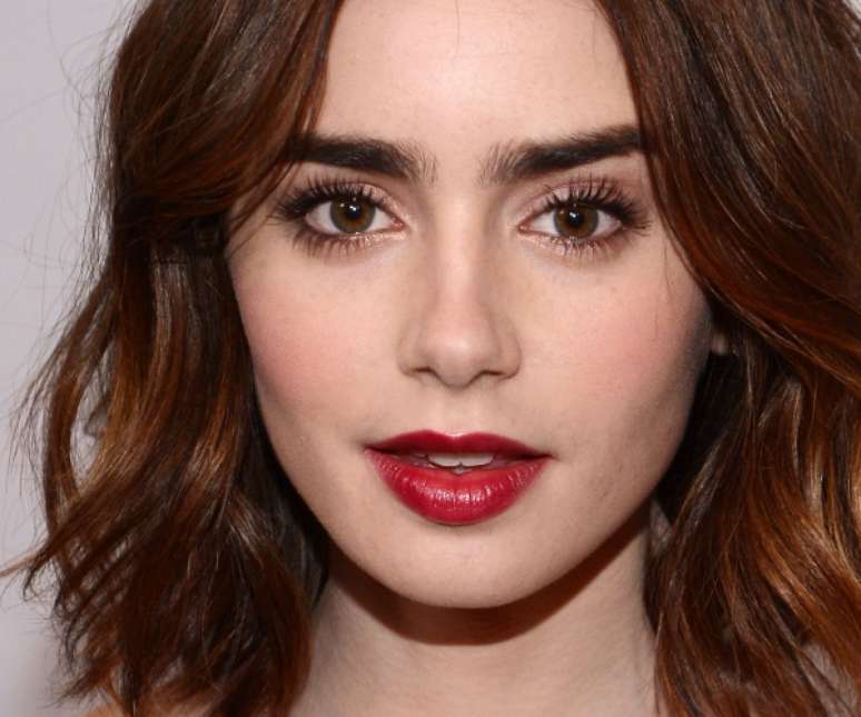 As sobrancelhas marcantes de Lily Collins, filha de Phil Collins