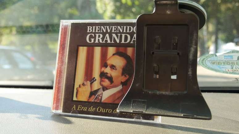 O taxista diz gostar de m&uacute;sica desde pequeno: 'Tem que cantar para n&atilde;o chorar'