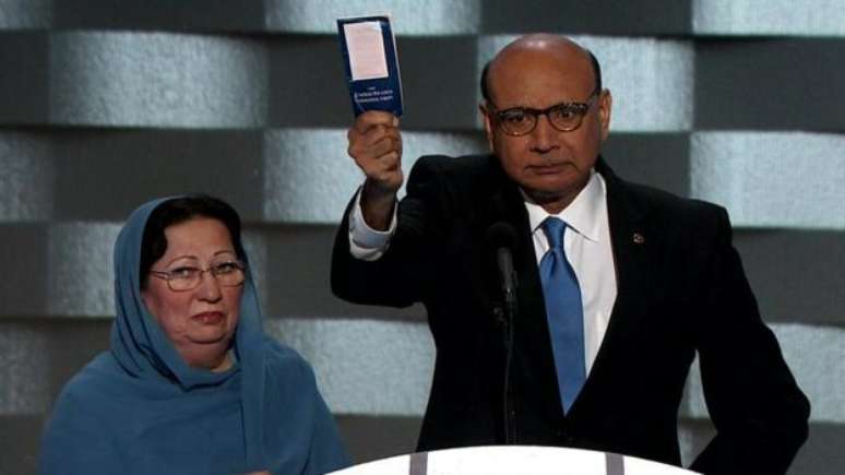 Ghazala Khan e o marido, Khizr Khan, durante a convenção democrata 