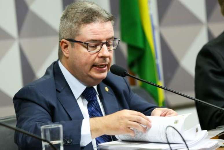 O relator,  Antonio Anastasia, lê seu parecer, favorável ao afastamento de Dilma