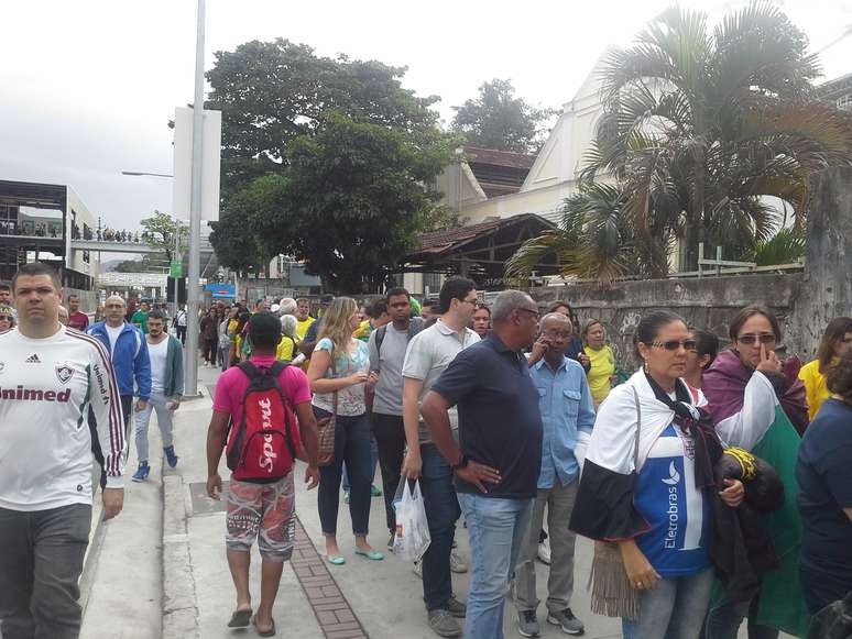 As filas no entorno do Engenhao eram longas em razão da revista rigorosa na entrada do estádio