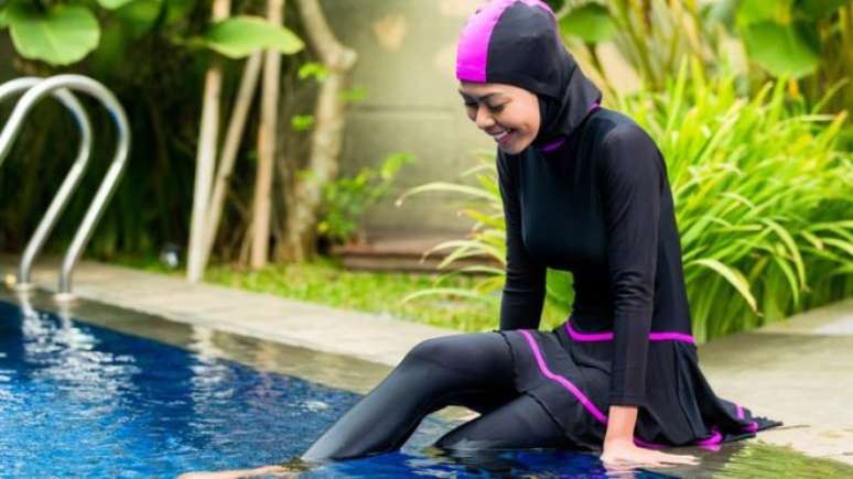 Associação muçulmana alugou parque aquático e pediu que mulheres se cubram até os joelhos