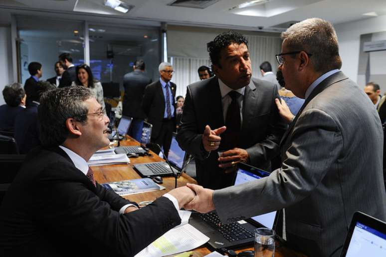 Comissão Especial do Impeachment realiza reunião para votação do relatório. Na foto, os senadores Lindbergh Farias (PT-RJ), Magno Malta (PR-ES) e Antonio Anastasia (PSDB-MG)