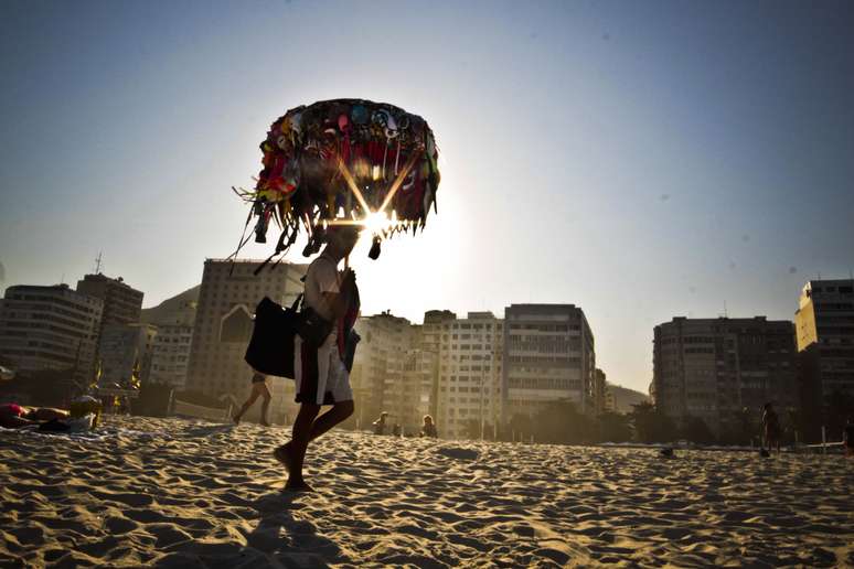 Vendedor ambulante na praia de Copacabana
