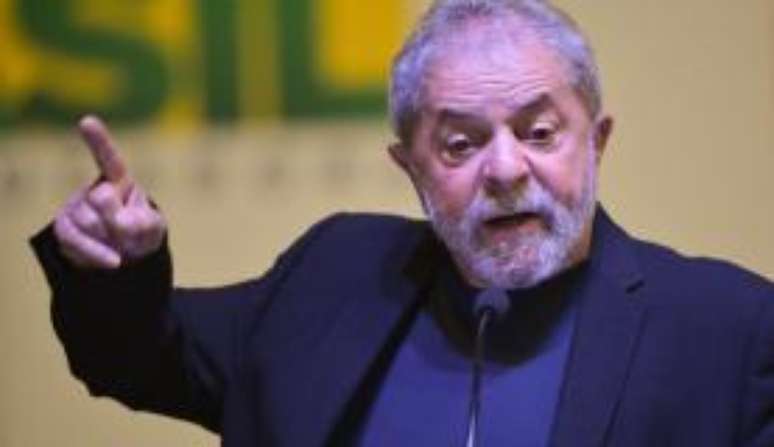 Defesa de Lula diz que Moro quer ser &quot;juiz universal do Brasil&quot;