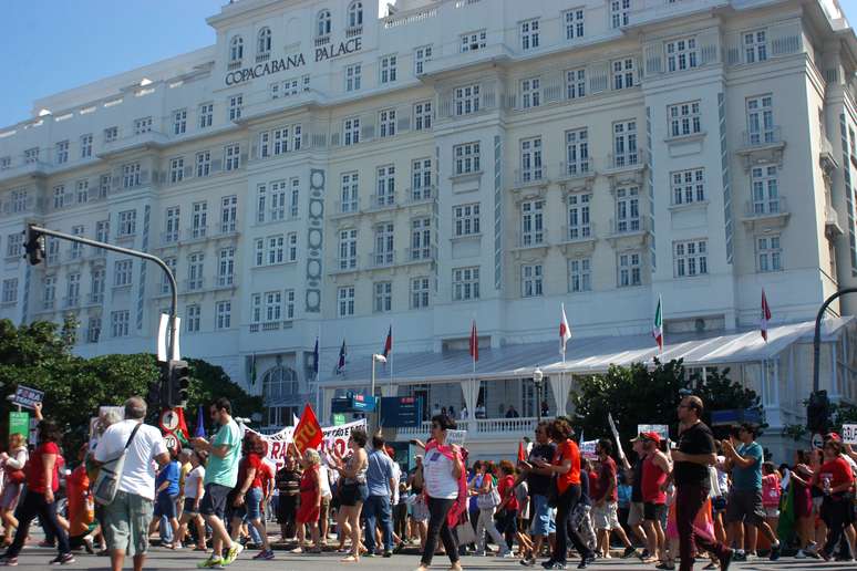 Protesto Fora Temer em frente ao Copacabana Palace, em Copacabana, zona sul do Rio de Janeiro (RJ), na manhã desta sexta-feira (5).