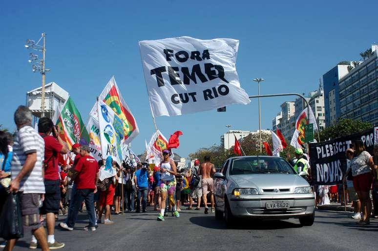 Protesto Fora Temer em frente ao Copacabana Palace, em Copacabana, zona sul do Rio de Janeiro (RJ), na manhã desta sexta-feira (5).