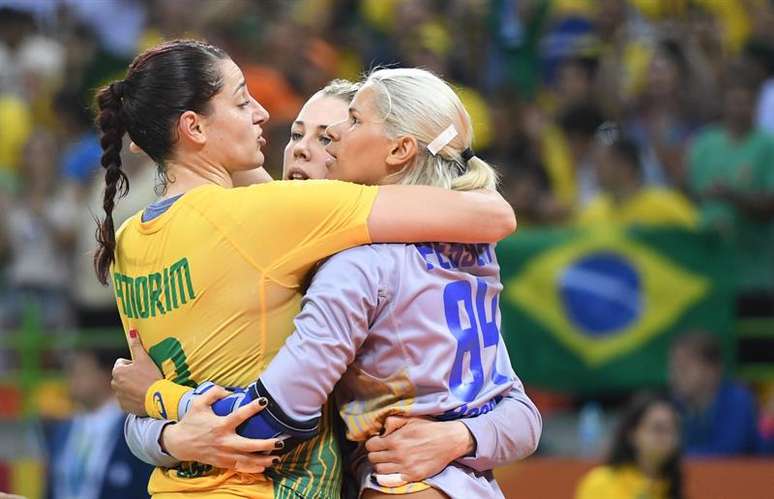 Brasileiras Eduarda Taleska, Barbara Arenhart e Mayssa Raquel Pessoa comemoram após a vitória do Handebol feminino contra a Noruega na Olimpíada Rio 2016