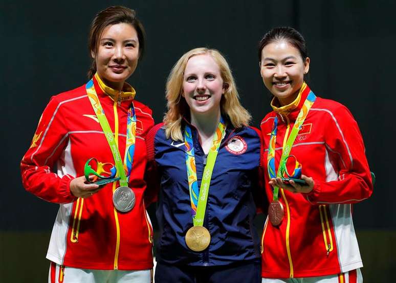 Virginia Thrasher dos EUA posou com sua medalha de ouro no pódio 