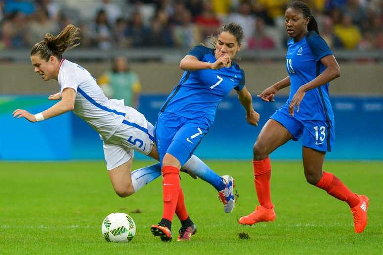 Kelley O Hara, dos EUA, marcada pelas francesas Amel Majri e Kadidiatou Diani