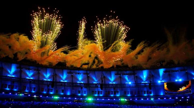 Fogos de artifício formam a palavra Rio no Maracanã