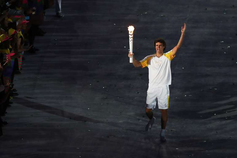 Guga com a tocha na abertura da Olimpíada Rio 2016