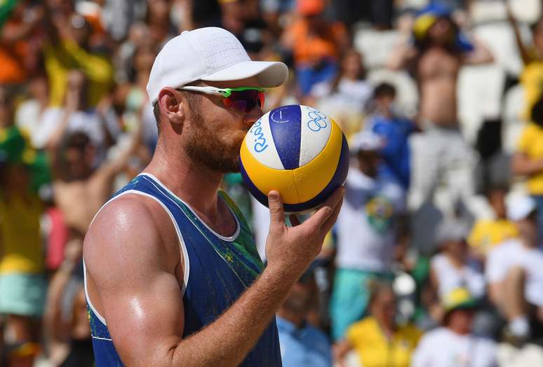 Alison disputando vôlei masculino na Olimpíada Rio 2016