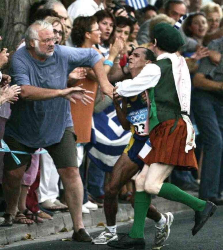 Vanderlei Cordeiro de Lima foi agarrado pelo padre irlandês em 2004 (Foto: Ruben Sprich)