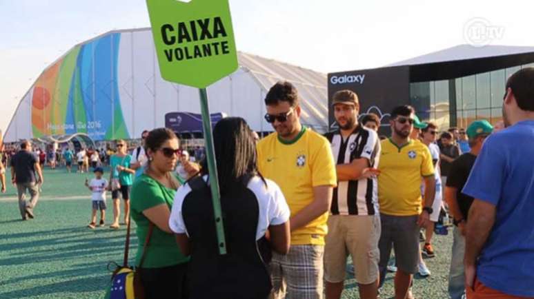 Caixas-volantes tentam atenuar a dificuldade para se comprar qualquer coisa na Praça de Alimentação. Mas os erros de leitura e lentidão do sistema eram constantes no primeiro dia dos Jogos (Foto:  Frame/TV LANCE!)