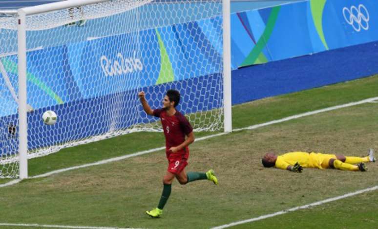 Gonçalo marca o gol da virada portuguesa no Engenhão (Foto: VANDERLEI ALMEIDA / AFP)