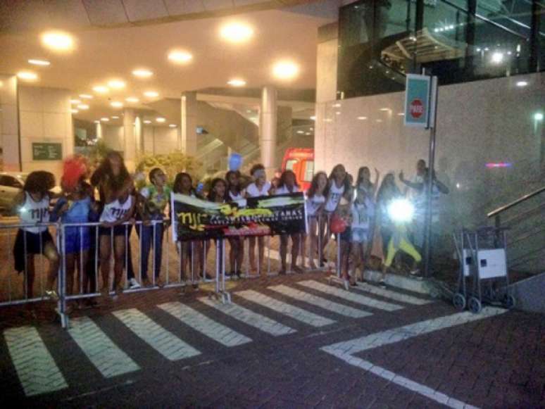 Fãs de Neymar na porta do hotel da Seleção (Foto: Bruno Cassucci)