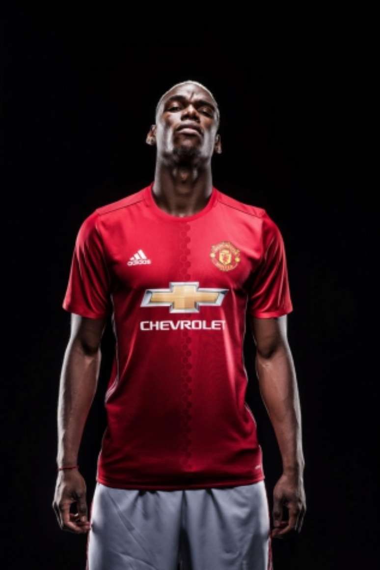 Que marra é essa? Pogba posa com a camisa do Manchester United (Divulgação)