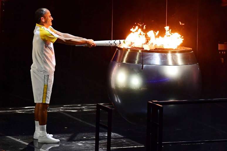 Vanderlei Cordeiro de Lima foi o escolhido para acender a pira olímpica no Estádio do Maracanã, no Rio de Janeiro, no último dia 5
