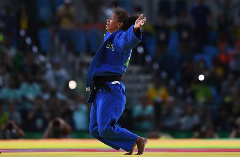 Rafaela Silva ajoelha e comemora o 1º ouro do Brasil na Rio 2016