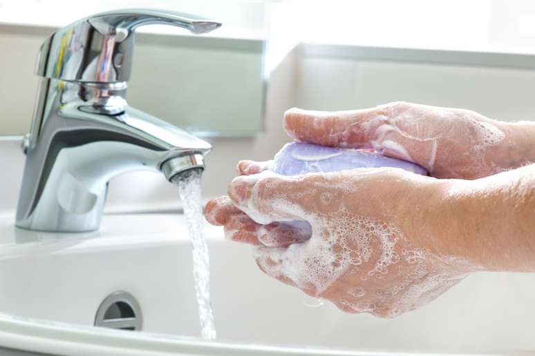Antes de limpar o rosto, lave bem as mãos para evitar que elas estejam com bactérias que podem contaminar sua pele