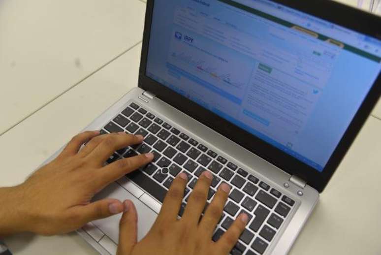 Para saber se teve a declaração liberada, o contribuinte deverá acessar a página da Receita na Internet ou ligar para o Receitafone 146 
