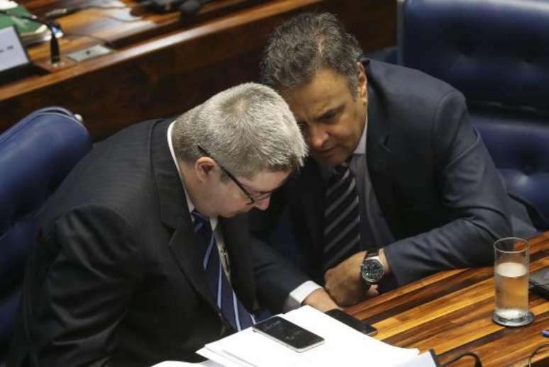 Os senadores Antonio Anastasia e Aécio Neves conversam durante sessão que decide se a presidenta Dilma irá a julgamento final no processo de impeachment 