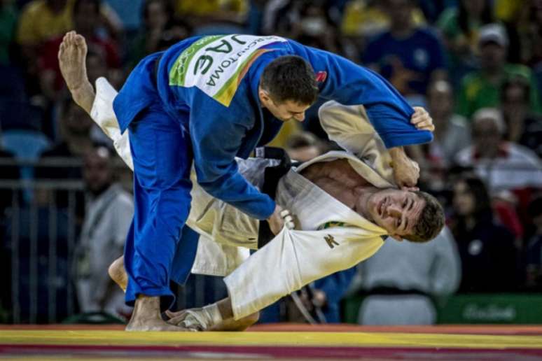 Victor Penalber, de branco, foi eliminado dos Jogos Olímpicos do Rio (Foto: Marcio Rodrigues/MPIX/CBJ)