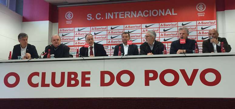 Celso Roth é apresentado como o novo técnico do Internacional