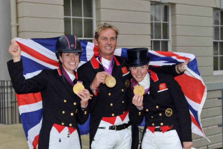 A equipe da Grã-Bretanha ganhadora da medalha de ouro em Adestramento nas Olimpíadas de Londres 2012