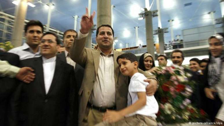 Ao chegar a Teerã em julho de 2010, ele foi recepcionado como um herói por membros do governo
