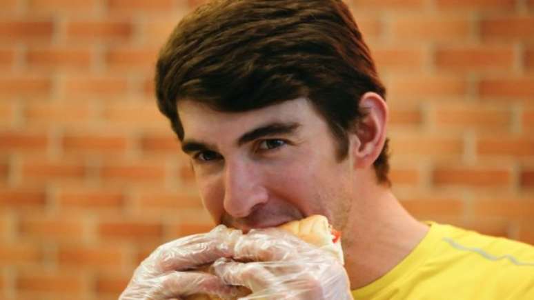 Phelps chegou a comer três sanduíches de ovos fritos no café da manhã